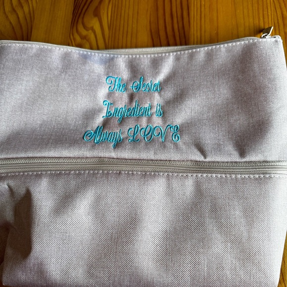 Expandable Thirty-one tote or makeup bag. - Picture 1 of 3